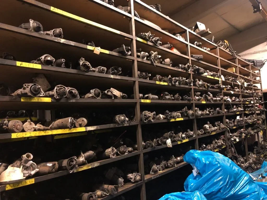 Hyllor med bildelar hos Östansjö Bilskrot