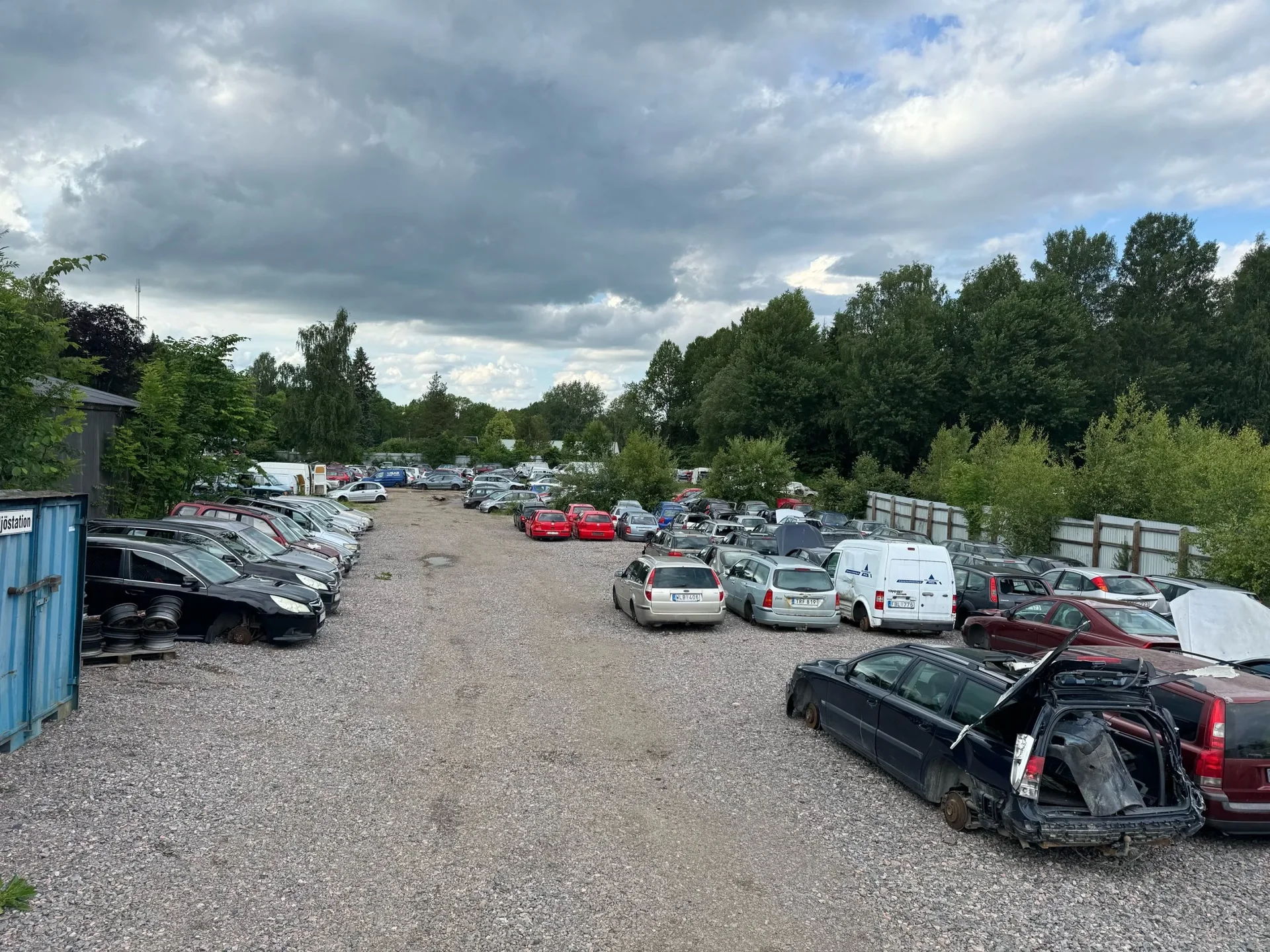 Skrotbilar på gården