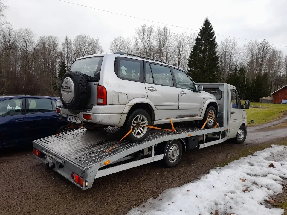 Bilar parkerade på skrotgården